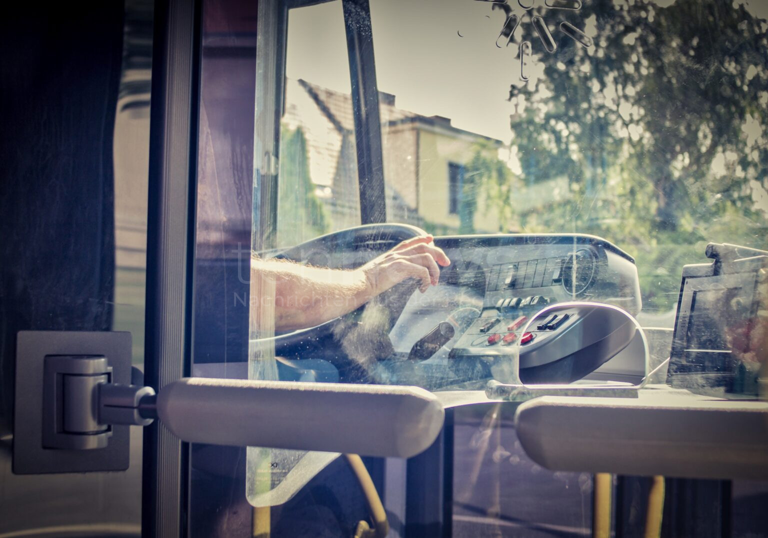 🎆 EICHSTÄTT: Zwei Kinder zündeten einen Böller in einem Bus (23.12.2024). Sachschaden: 750 Euro. Polizei sicherte Feuerwerk und übergab Kinder ihren Eltern.