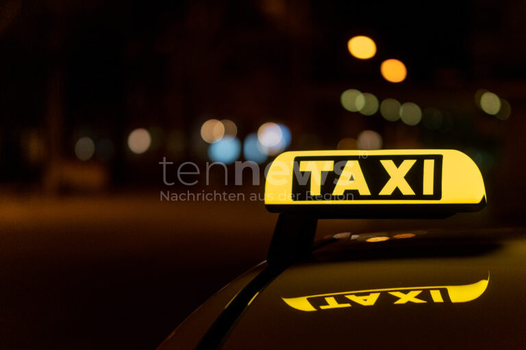  AUGSBURG – Sonntag (12.01.2025) schlug ein betrunkener Fahrgast einen Taxifahrer nach einem Streit um das Fahrgeld im Stadtteil Hochzoll. Polizei ermittelt.