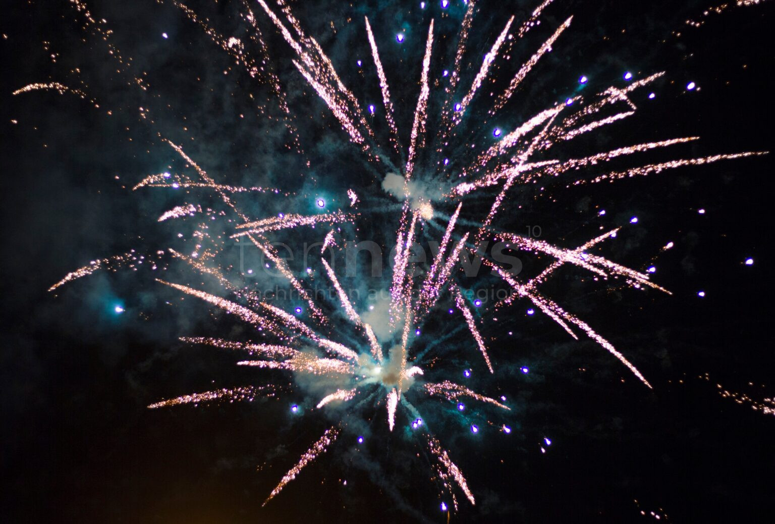 🌬️ Neujahr in Ingolstadt: Erhöhte Feinstaubwerte durch Silvesterfeuerwerk. Erfahren Sie, warum die Belastung 2025 moderater war als im Vorjahr und welche Grenzwerte künftig gelten sollen. ♻️