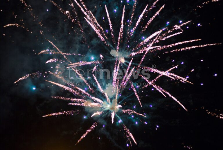 🌬 Neujahr in Ingolstadt: Erhöhte Feinstaubwerte durch Silvesterfeuerwerk. Erfahren Sie, warum die Belastung 2025 moderater war als im Vorjahr und welche Grenzwerte künftig gelten sollen. ♻