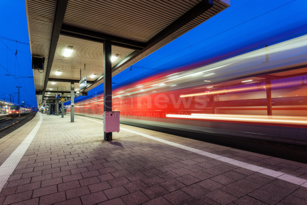 ADAC untersucht Pünktlichkeit bei S- und U-Bahnen – ein Zug fährt durch einen Bahnhof in Nürnberg