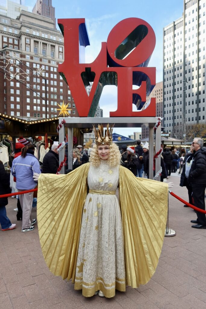 Nürnberger Christkind in den USA! Teresa Windschall eröffnet Weihnachtsmärkte in Baltimore & Philadelphia. Deutsche Tradition trifft internationale Freude - Christkind Teresa Windschall besucht das „Christmas Village“ im LoVe-Park in Philadelphia.