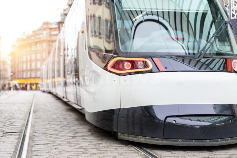 AUGSBURG – Montag (03.02.2025) stoppten Polizisten zwei 14-Jährige, die außen an einer Straßenbahn hingen. 🚋 Ermittlungen laufen!