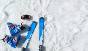  🚑 GARMISCH-PARTENKIRCHEN: Schwerer Skiunfall am 28.12.2024 im Garmisch Classic. Zwei Frauen verletzt, Rettungshubschrauber im Einsatz. Zeugen gesucht!