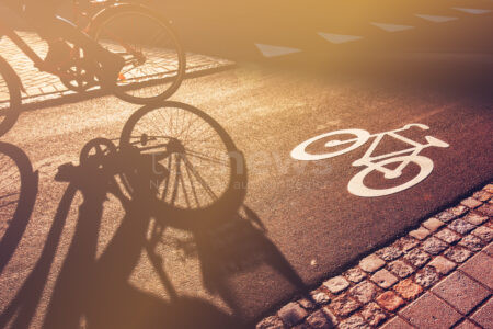 FRIEDBERG – Dienstag (04.02.2025) touchierte eine Radfahrerin in der Schmiedgasse einen geparkten BMW und flüchtete. 🚲💥 Polizei sucht Zeugen! 📞 0821/3231710