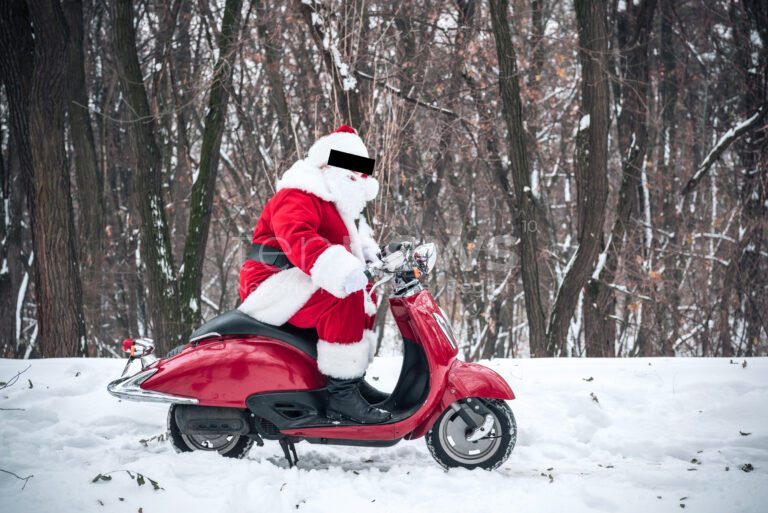 Schrobenhausen – Ein “Weihnachtsmann” auf frisiertem Moped wurde von der Polizei gestoppt. Jetzt droht dem 16-Jährigen ein Bußgeld.