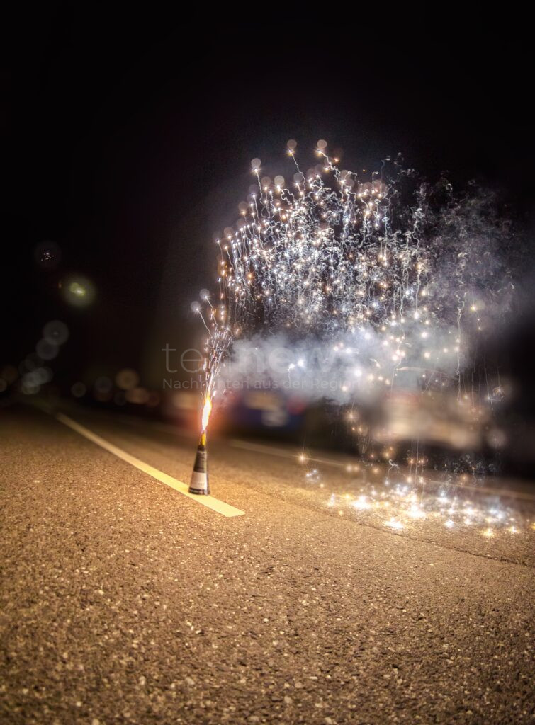 Neujahrsfeuerwerk auf der Straße in der Nacht