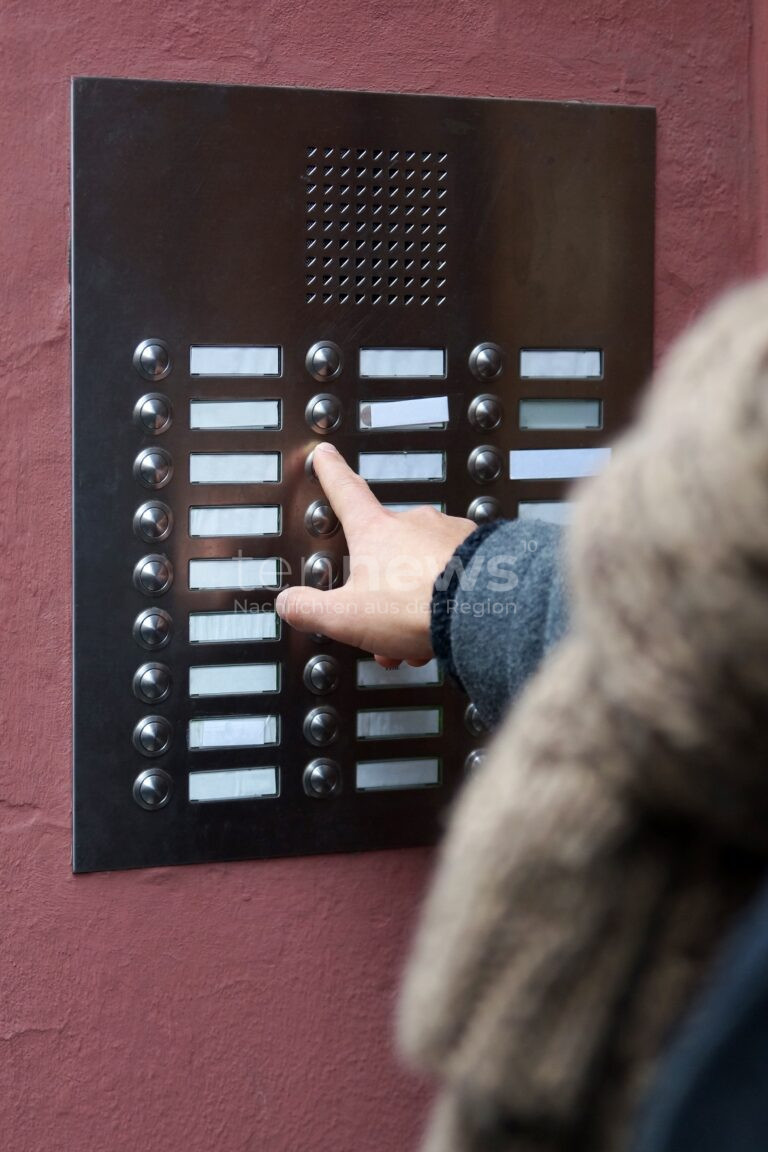 Augsburg – Ein falscher Bankmitarbeiter hat am Donnerstag (02.01.2025) eine 89-jährige Frau betrogen. Polizei warnt und gibt Tipps zum Schutz.