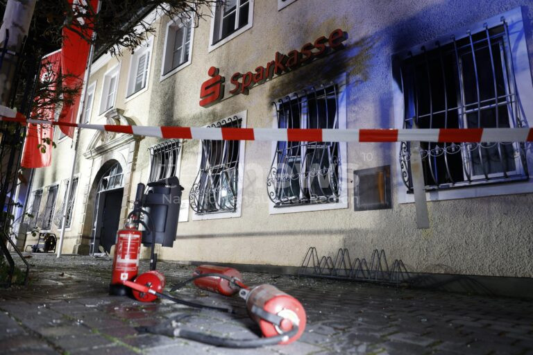 Herrieden – Gangster sprengen am Freitagmorgen (13.12.2024) Geldautomaten, Explosion zerstört Gebäude. Feuerwehr rettet Bewohnerin, Polizei sucht Täter.🚨