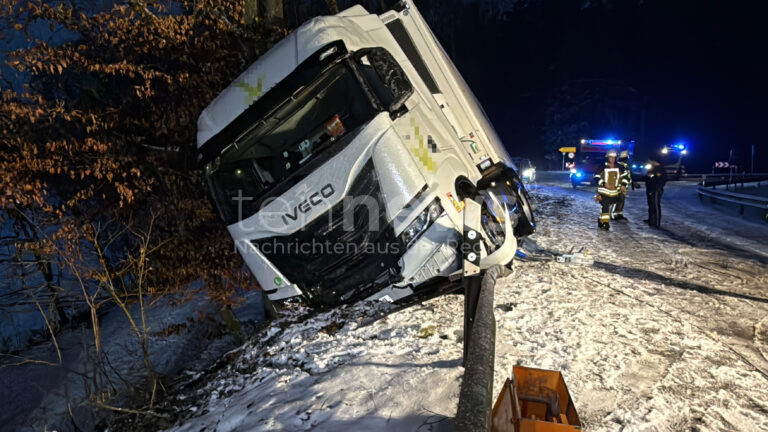 AIGLSBACH – Ein Sattelzug kippte am Sonntagmorgen (05.01.2025) auf der spiegelglatten B300 um. Fahrer unverletzt. Erschwerte Bergung bei Schnee und Regen.