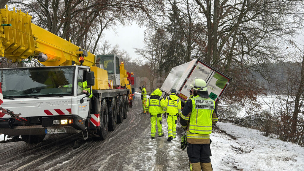 AIGLSBACH – Ein Sattelzug kippte am Sonntagmorgen (05.01.2025) auf der spiegelglatten B300 um. Fahrer unverletzt. Erschwerte Bergung bei Schnee und Regen.