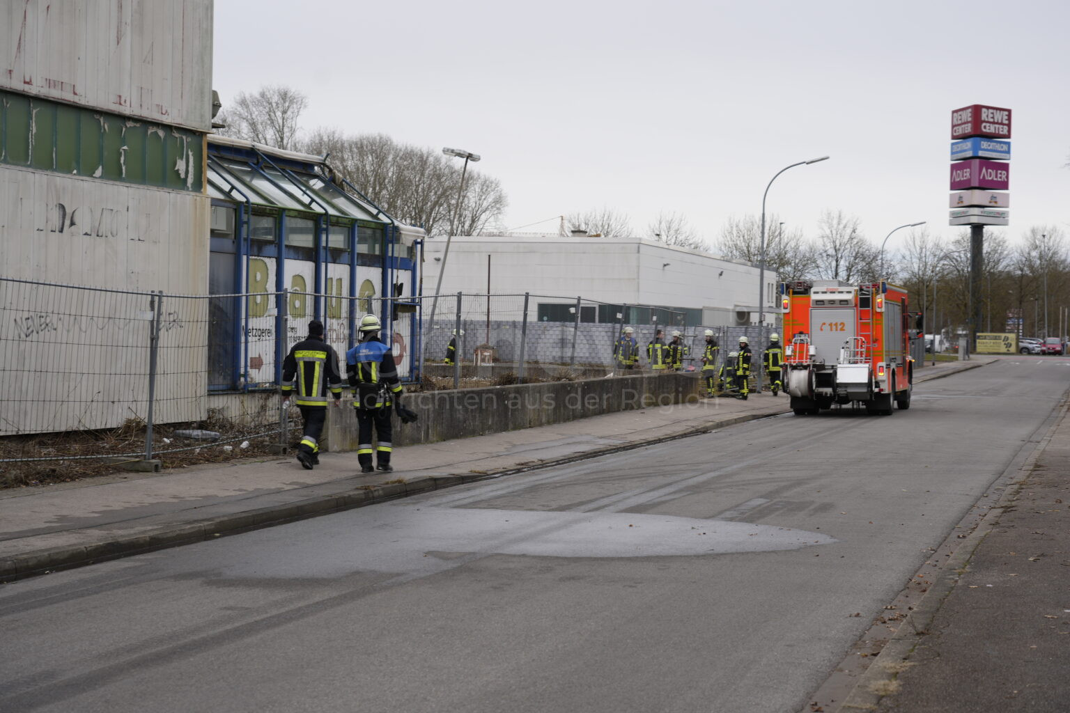 Kleinbrand in leerstehender Industrieanlage: Feuerwehr rückt mit Großaufgebot aus