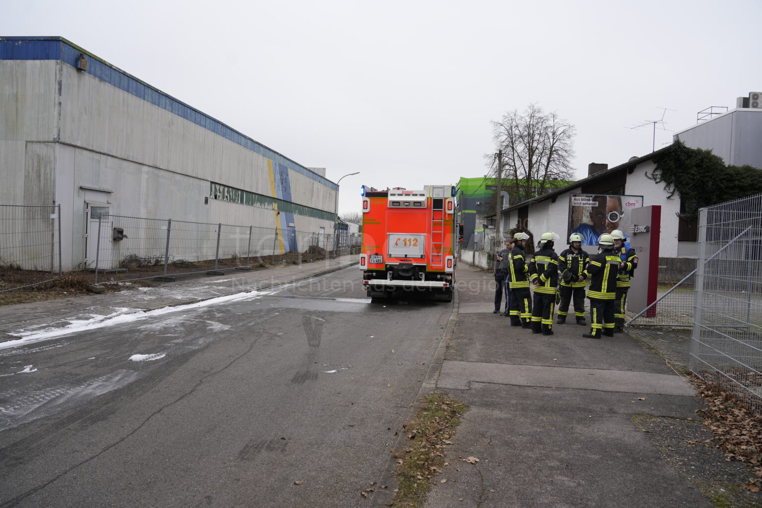 🔥 INGOLSTADT: Doppelte Herausforderung für die Feuerwehr in Ingolstadt: Gefahrstoffeinsatz in Mailing und gemeldeter Lagerhallenbrand. Dank schnellem Eingreifen keine Verletzten. 🚒