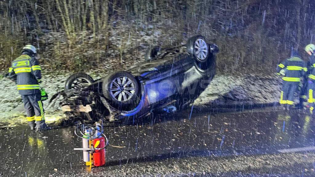 🚨 Reichertshofen - Unfall am Donnerstagabend (02.01.2025) auf der B300: Glätte sorgt für Überschlag eines Fahrzeugs. Leichtverletzter Fahrer, Totalschaden und weitere Schäden. ❄️🚗