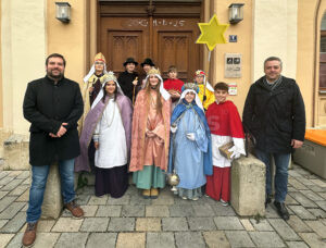 PFAFFENHOFEN AN DER ILM ⭐ Die Sternsinger besuchten am Freitag (03.01.2025) die Stadtverwaltung und brachten den traditionellen Segen. Spenden unterstützen Kinderrechte in Kenia und Kolumbien.