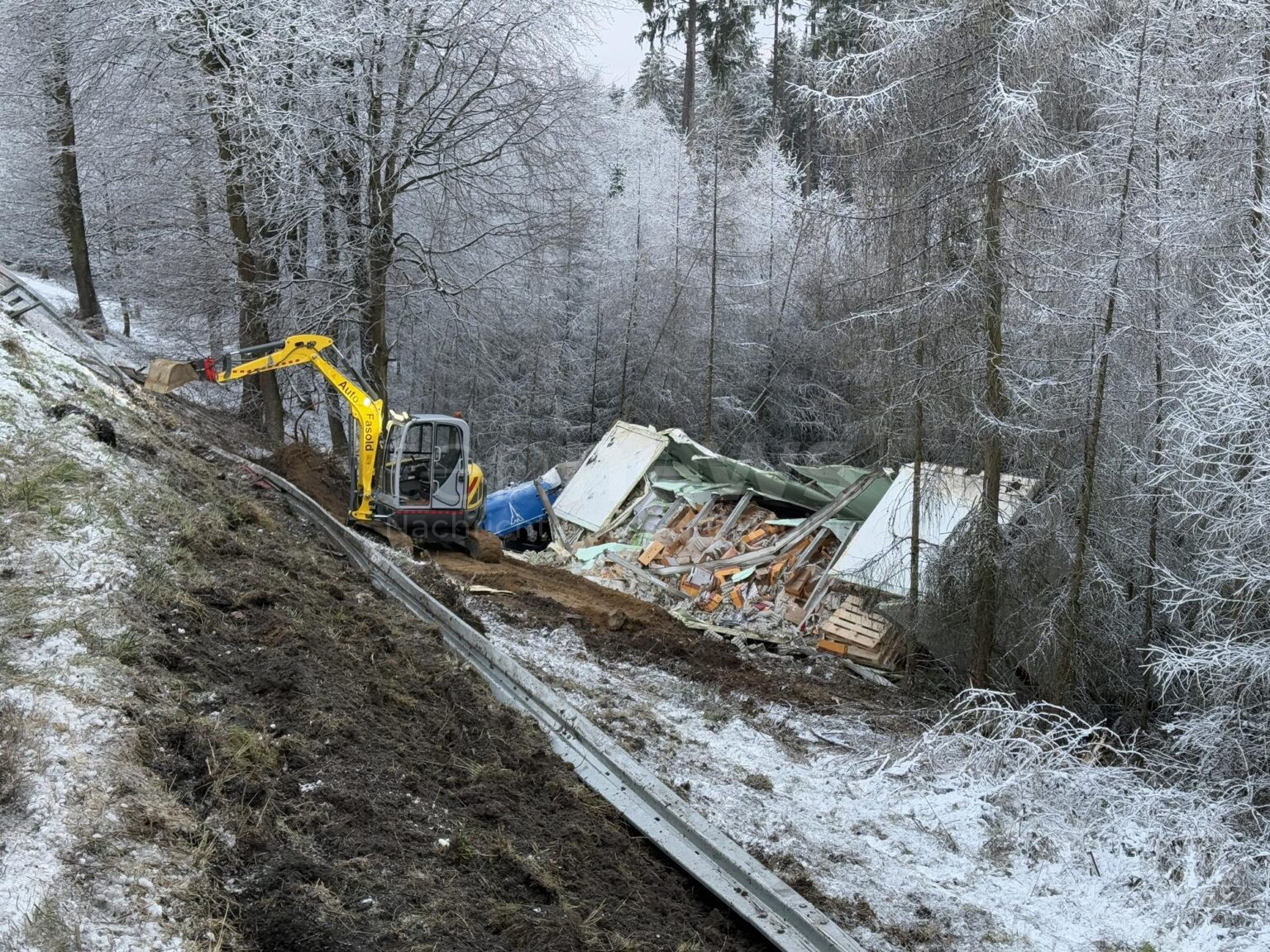 🚨 Unfall auf der A93 bei Wolnzach: Ein Reifenplatzer brachte einen Lkw mit 15 Tonnen Eiern von der Fahrbahn ab. Vollsperrung bis 12 Uhr! 🚧