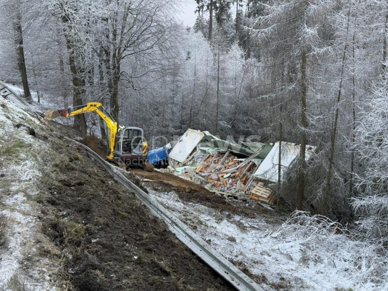 🚨 Unfall auf der A93 bei Wolnzach: Ein Reifenplatzer brachte einen Lkw mit 15 Tonnen Eiern von der Fahrbahn ab. Vollsperrung bis 12 Uhr! 🚧