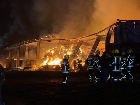 🔥 KÜHBACH - Flammen-Inferno in Unterschönbach am Mittwochabend (08.01.2025): Maschinenhalle zerstört. Feuerwehr schützt angrenzende Gebäude mit Riegelstellung.