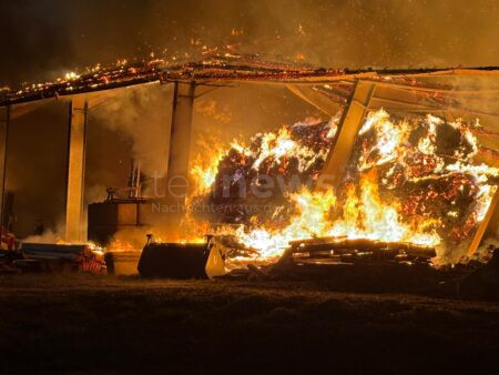 KÜHBACH - Verheerender Brand zerstört Halle am Mittwoch (08.01.2025) in Unterschönbach. Feuerwehr kämpft mit Wassermangel. Ursache und Verletzte unklar. 🚒🔥