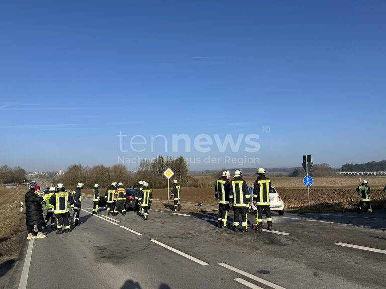 HEPBERG - Vorfahrtsverstoß führt zu Verkehrsunfall auf der Staatsstraße 2229. Zwei leicht Verletzte, Fiat-Fahrerin von Feuerwehr befreit. 🚑