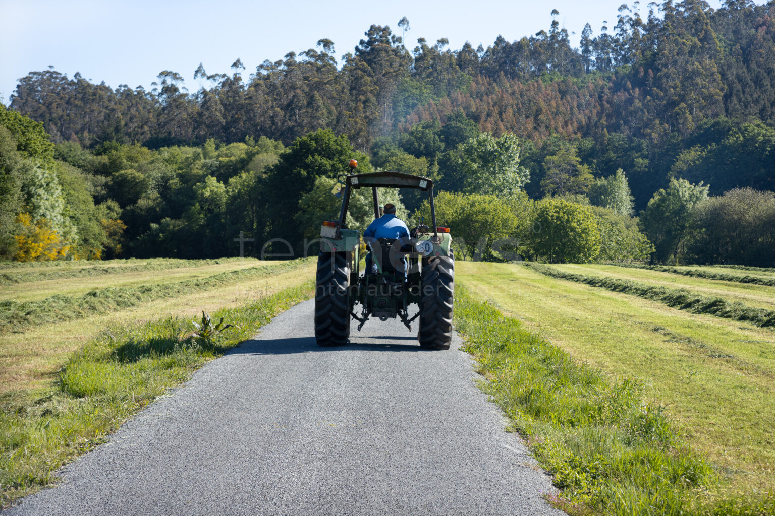 🚜 WEICHERING – Mittwoch (22.01.2025): Unfall im Begegnungsverkehr. Traktor streift Auto und flüchtet. Polizei sucht Zeugen. Schaden: ca. 500 Euro. 📞❓