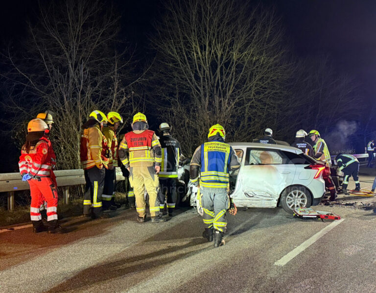 PEUTENHAUSEN - Schwerer Unfall auf der B300: Drei Verletzte, eine Person eingeklemmt. Unfallursache noch unklar. Polizei ermittelt. B300 derzeit gesperrt.🚑