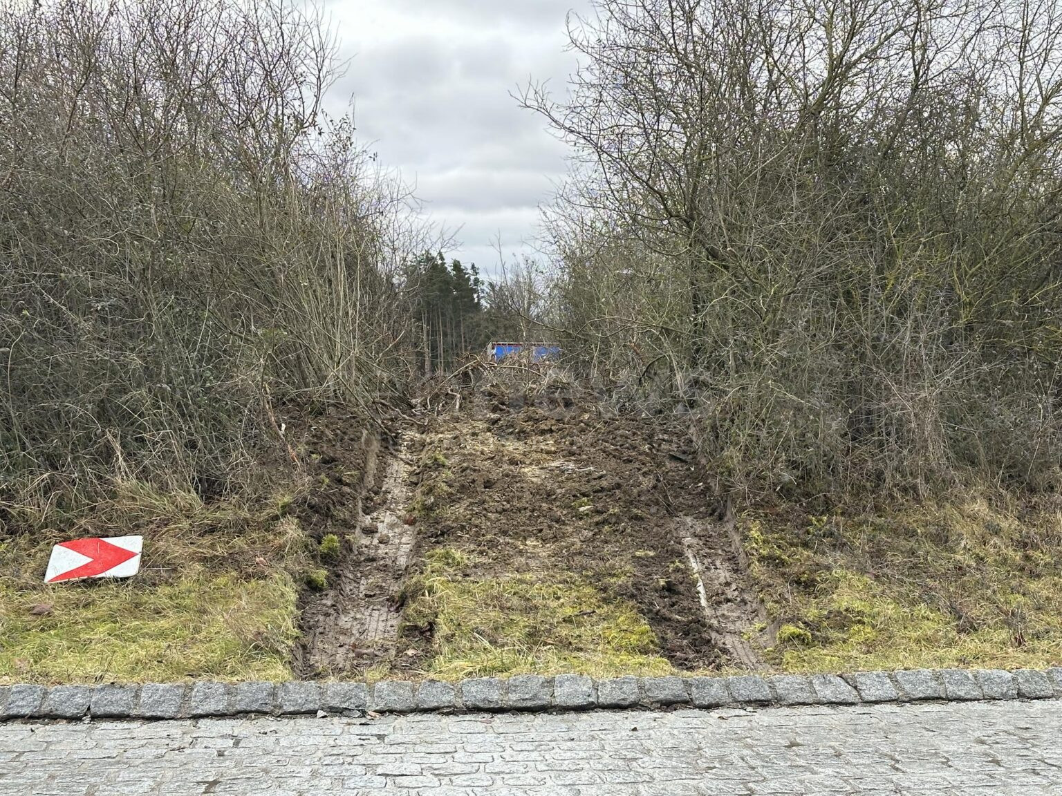 🚛 ALTMANNSTEIN – Lastwagen überfährt Kreisverkehr auf der B299. Strecke musste für dreieinhalb Stunden gesperrt werden. Fahrer leicht verletzt. 🚔