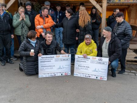 LINDL – Über 14.000 Euro sammelte der Lindler Advent und übergab am Freitag (24.01.2025) die Spenden an Glühwürmchen e.V. und Bikers for Kids.