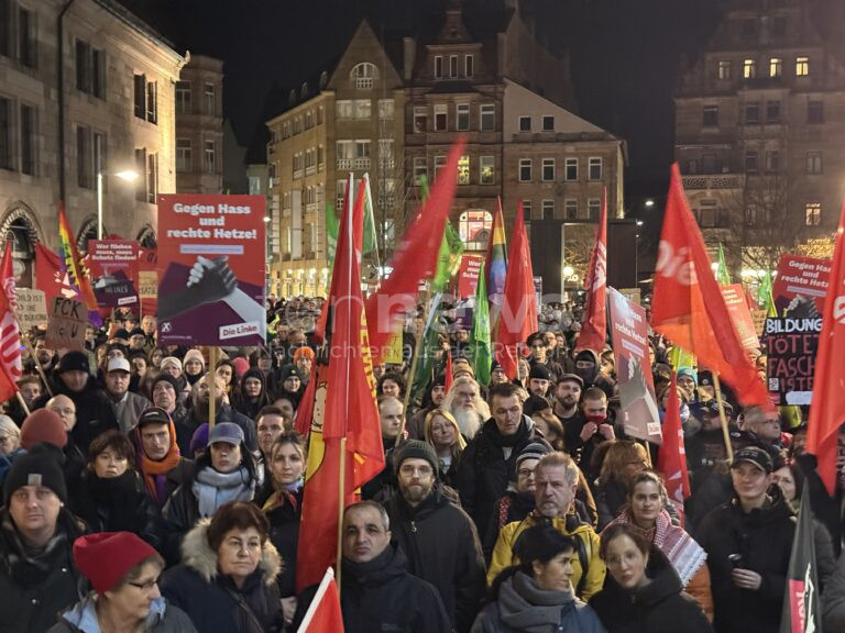 NÜRNBERG – Tausende demonstrieren in Nürnberg unter dem Motto Brandmauer sind Wir gegen CDU/CSU-Migrationsantrag. Kritik an Zusammenarbeit mit AfD.