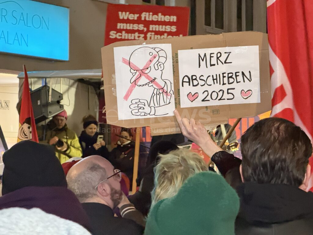 NÜRNBERG – Tausende demonstrieren in Nürnberg unter dem Motto Brandmauer sind Wir gegen CDU/CSU-Migrationsantrag. Kritik an Zusammenarbeit mit AfD.