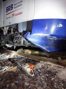 Weilheim – Donnerstagabend (09.01.2025) kollidierte eine Regionalbahn bei Riederau mit einem Baum. Verletzt wurde niemand, doch der Sachschaden ist enorm.