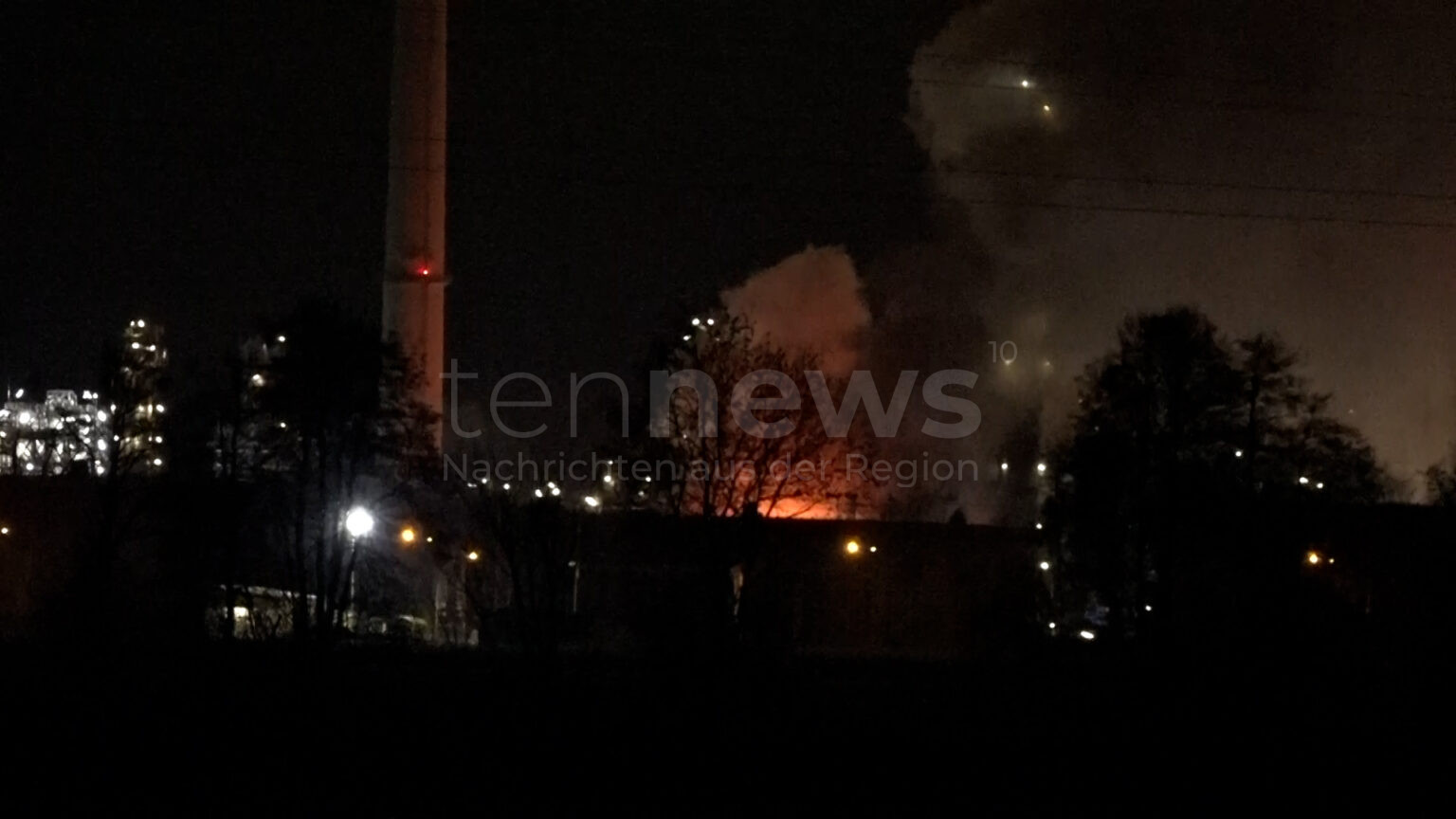 🔥 Brand bei BAYERNOIL in NEUSTADT AN DER DONAU: Zwei Verletzte, Flammen und Rauch sichtbar am Freitagmorgen (17.01.2025). Einsatzkräfte vor Ort