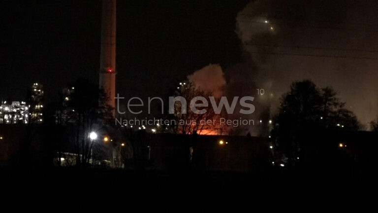 🔥 Brand bei BAYERNOIL in NEUSTADT AN DER DONAU: Zwei Verletzte, Flammen und Rauch sichtbar am Freitagmorgen (17.01.2025). Einsatzkräfte vor Ort