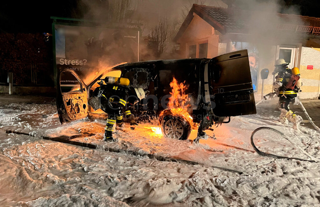 München – 🔥 Am Freitagmorgen (10.01.2025) ereignete sich ein Brand eines Transporters in der Lochhausener Straße. Die Feuerwehr verhinderte größere Schäden