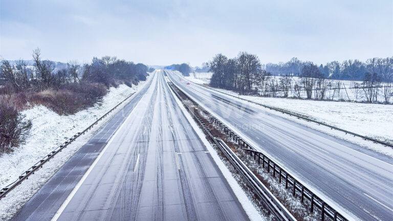 A3 bei Nittendorf – Blitzeis führte auf der Autobahn A3 zu drei Unfällen mit Lastwagen und einer mehrstündigen Sperrung. Gesamtschaden: 200.000 Euro.