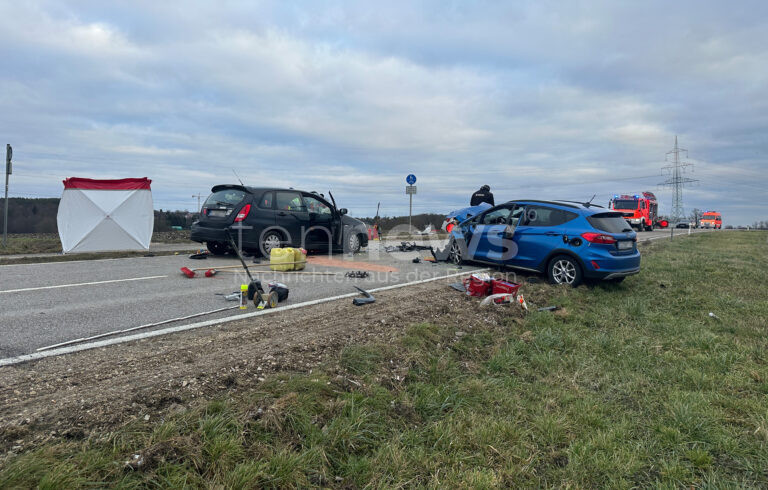 LENTING - Tödlicher Verkehrsunfall auf der EI 18: Frontalzusammenstoß fordert ein Todesopfer und eine Verletzte. Vollsperrung bis 17:10 Uhr.