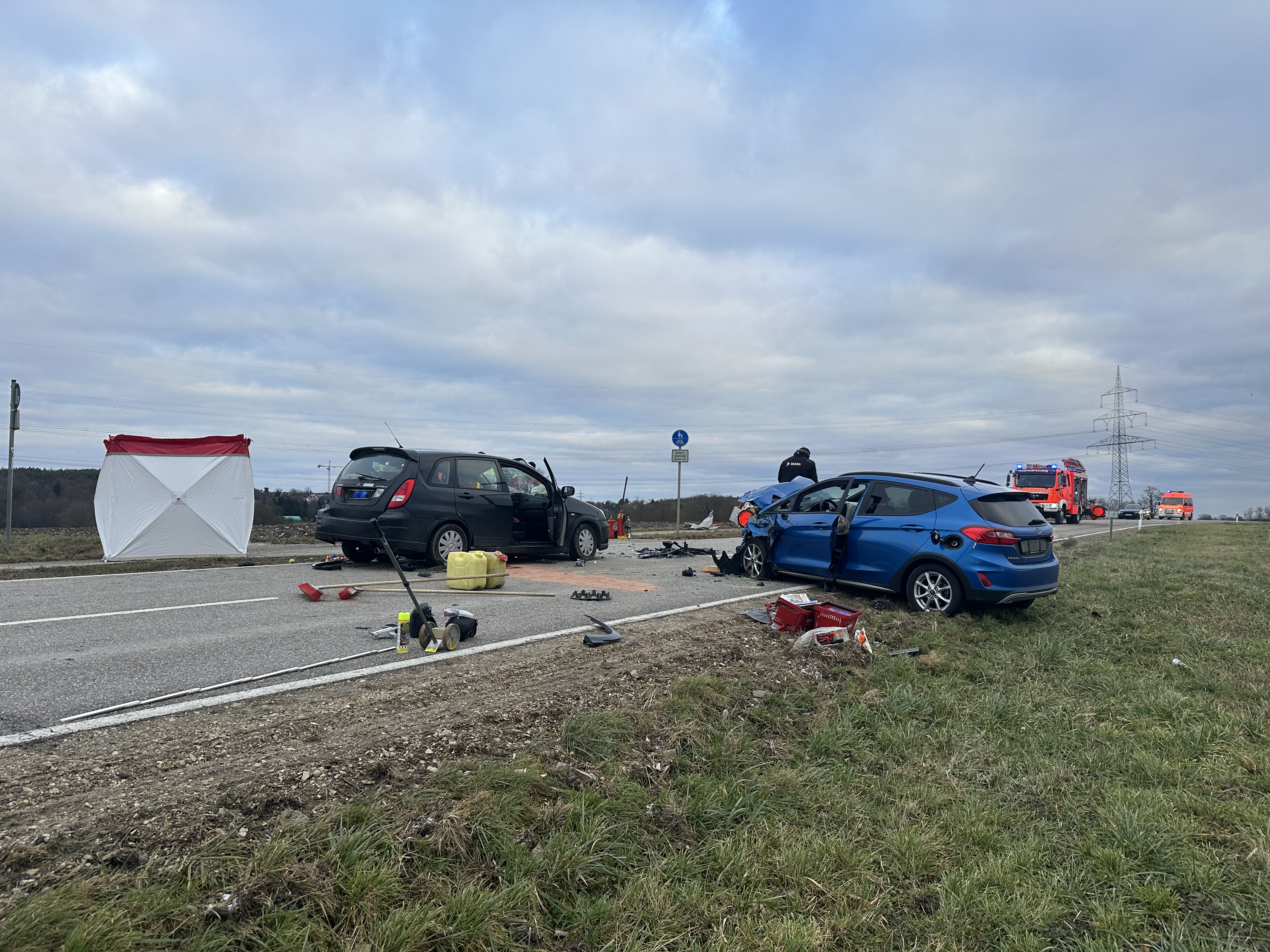 LENTING - Tödlicher Verkehrsunfall auf der EI 18: Frontalzusammenstoß fordert ein Todesopfer und eine Verletzte. Vollsperrung bis 17:10 Uhr. 🚗