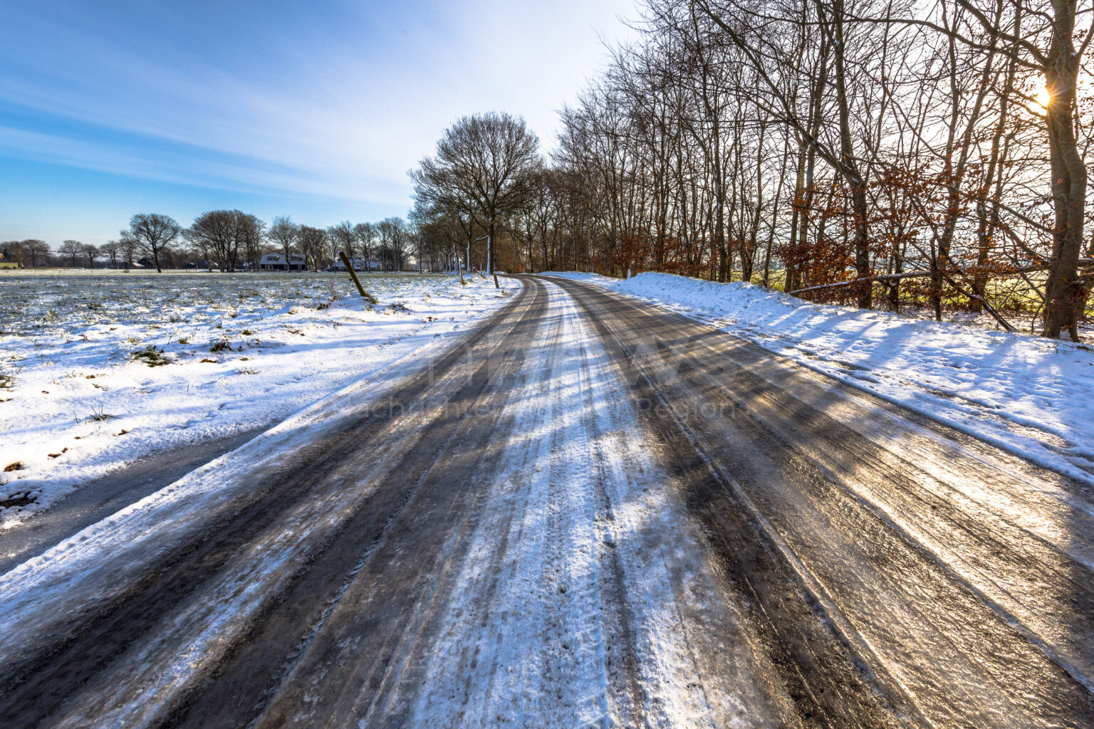 LANDKREIS EICHSTÄTT – Donnerstagmorgen (09.01.2025) sorgte Blitzeis für acht Glätteunfälle. Zwei Personen wurden dabei leicht verletzt. 40.000 Euro Schaden.🚗❄️