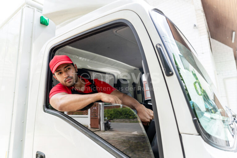 RENNERTSHOFEN – Beim Rückwärtsfahren übersah ein Paketzusteller in Ammerfeld einen Wagen und verursachte beim Zusammenstoß einen Frontschaden von 1.000 Euro. 🚗