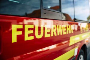 PÖTTMES – Betriebsunfall! Am Dienstag (28.01.2025) beschädigte ein Lastwagenfahrer ein Polymerfass an der Kläranlage. Feuerwehren verhinderten eine Gefahr.