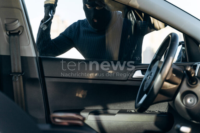 NEUBURG AN DER DONAU/GACHENBACH - Zwei Fahrzeuge gestohlen: Audi Q7 und BMW X5 entwendet. Polizei sucht Zeugen. 🚔