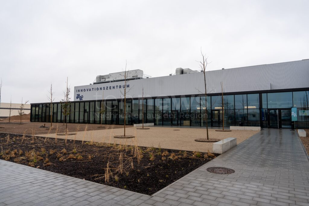 HALLSTADT – Cleantech Innovation Park (12.02.2025): Neues Innovationszentrum eröffnet. Fokus auf erneuerbare Energien, KI und Wasserstofftechnologien.