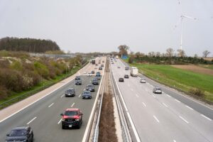 MÜNCHEN/GARMISCH-PARTENKIRCHEN – Freitag (28.03.2025) beginnt ein Brückenabriss sammt Vollsperrung entlang der A95: Verkehrsbehinderungen und Tempolimit. 🚧