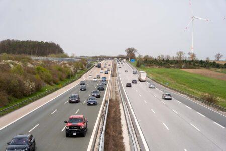 INGOLSTADT – Nächtliche Sperrungen auf der A9: Zwischen Denkendorf und Ingolstadt-Nord wird von Montag (24.02.) bis Mittwoch saniert.