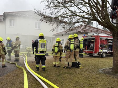 ARESING-OBERLAUTERBACH - Kellerbrand in Oberlauterbach: Gebäude durch Flammen und Rauch stark beschädigt. Polizei ermittelt. 🚒