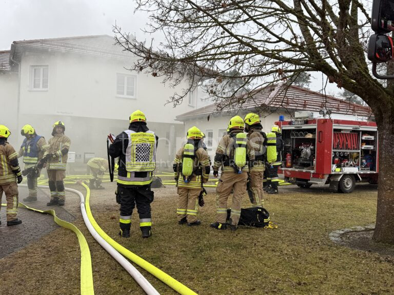 ARESING-OBERLAUTERBACH - Kellerbrand in Oberlauterbach: Gebäude durch Flammen und Rauch stark beschädigt. Polizei ermittelt. 🚒