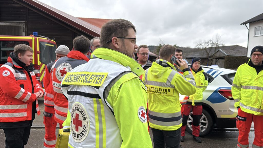 REICHERTSHAUSEN-GRAFING – Busfahrer erleidet Schlaganfall & verursacht Frontalcrash! Schüler unverletzt, Fahrer in Klinik. Rettungskräfte im Großeinsatz.