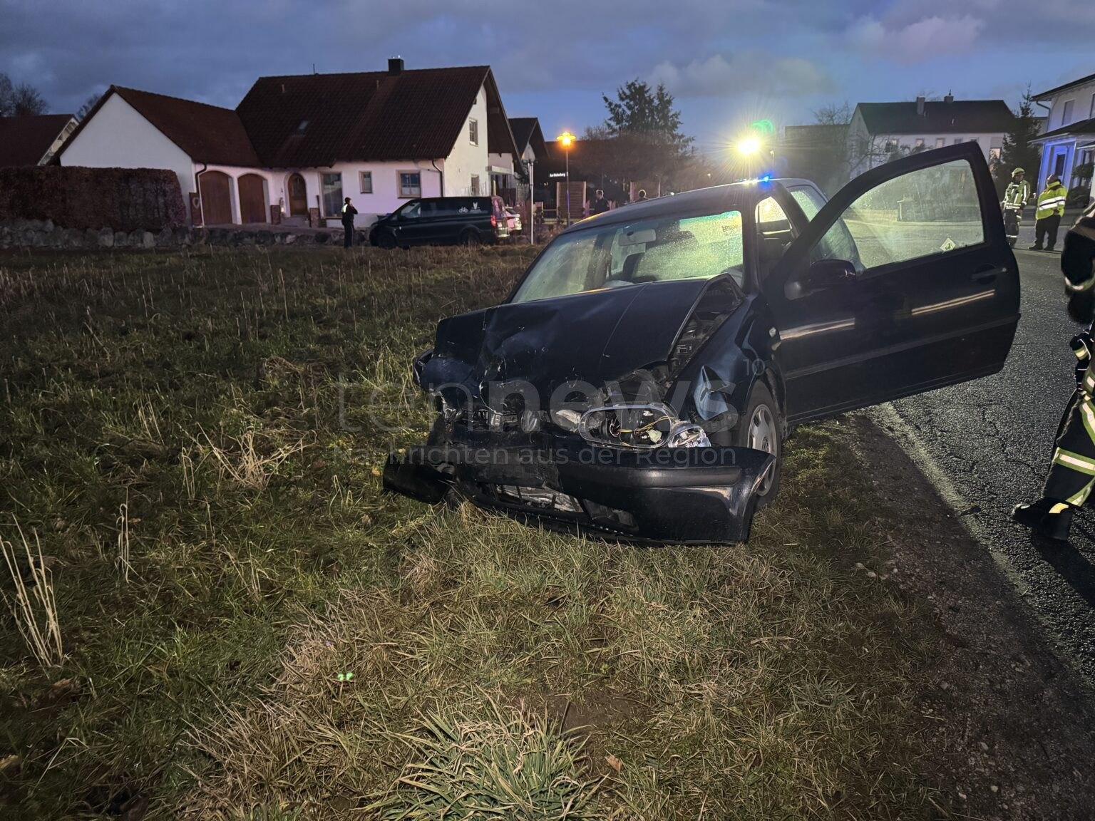 PEUTENHAUSEN - Vorfahrtsfehler am Ortsausgang! Ein Pick-up kollidiert mit einem VW Golf, der daraufhin in einer Wiese landet. 🚗💥