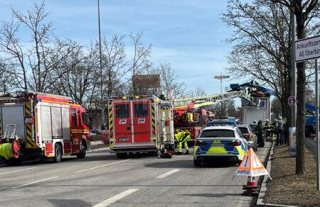 MÜNCHEN – Ein Unfall mit einer Hubarbeitsbühne forderte zwei Schwerverletzte. Helfer reagierten blitzschnell und verhinderten Schlimmeres.