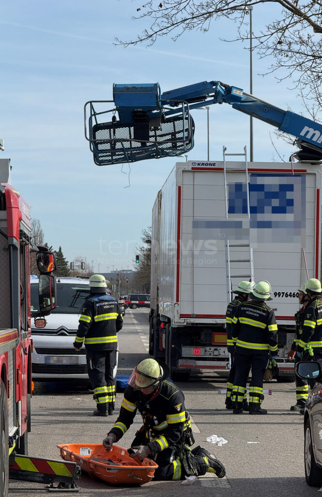 MÜNCHEN – Ein Unfall mit einer Hubarbeitsbühne forderte zwei Schwerverletzte. Helfer reagierten blitzschnell und verhinderten Schlimmeres.